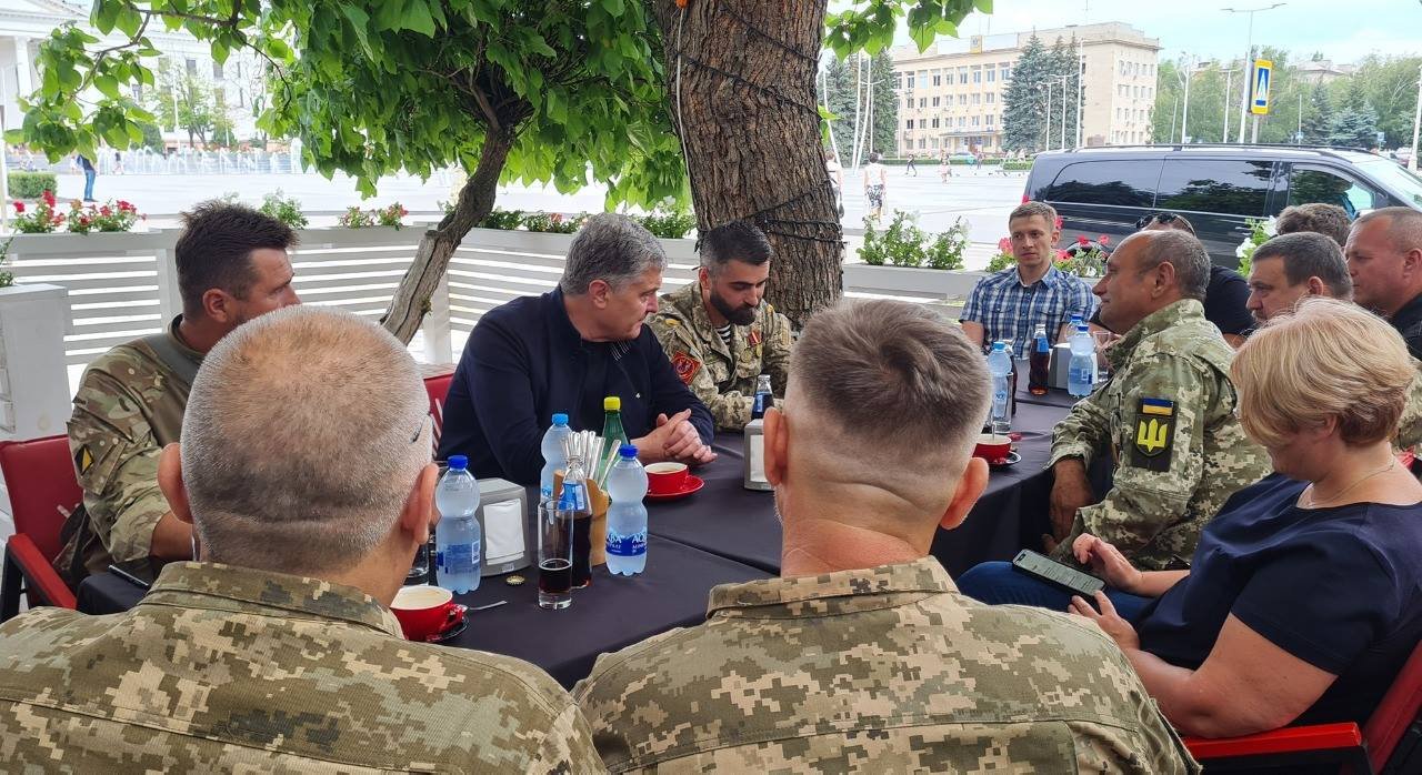 Петро Порошенко у річницю визволення Слов’янська і Краматорська побував на Донбасі – привіз на передову обладнання та вшанував українських..., фото-5