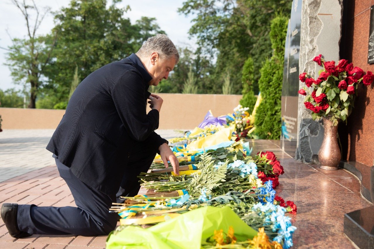 Петро Порошенко у річницю визволення Слов’янська і Краматорська побував на Донбасі – привіз на передову обладнання та вшанував українських..., фото-3