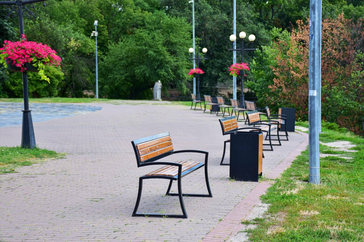 Площу біля Катерининської церкви прикрасили квітами (ФОТО), фото-12