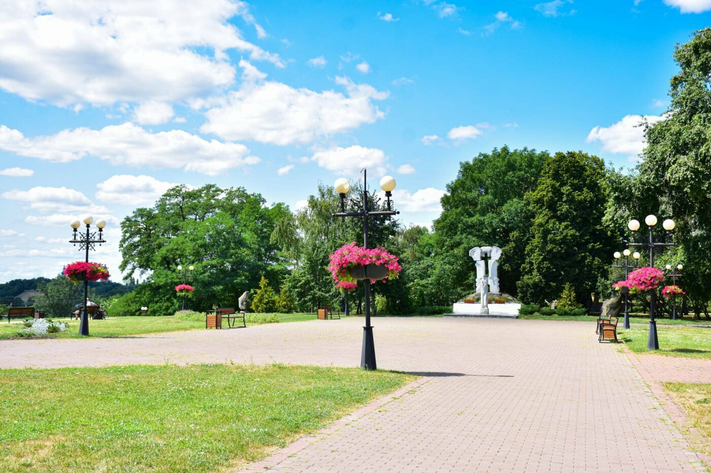 Площу біля Катерининської церкви прикрасили квітами (ФОТО), фото-15