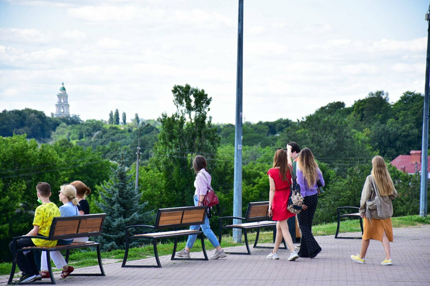 Площу біля Катерининської церкви прикрасили квітами