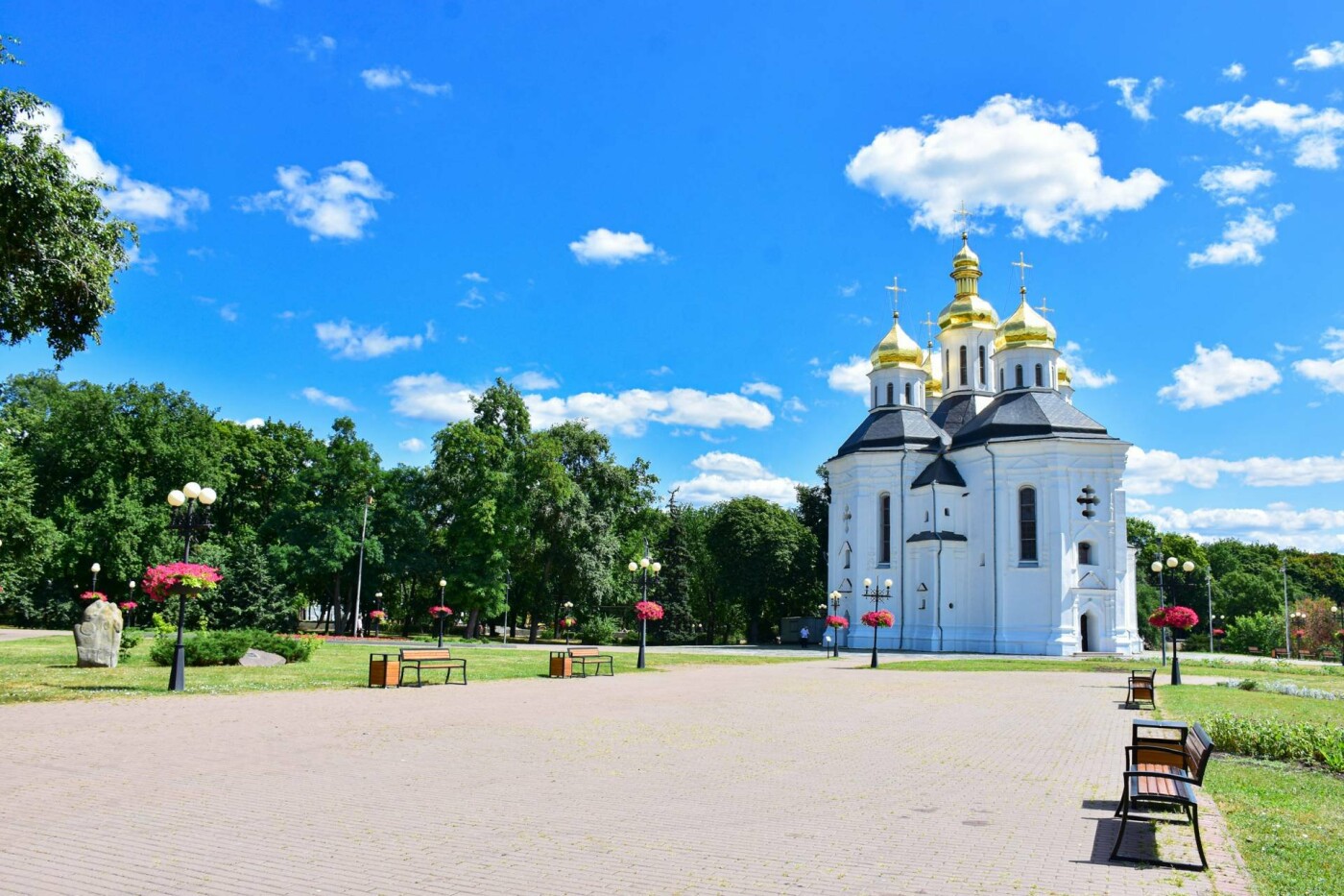Площу біля Катерининської церкви прикрасили квітами (ФОТО), фото-2