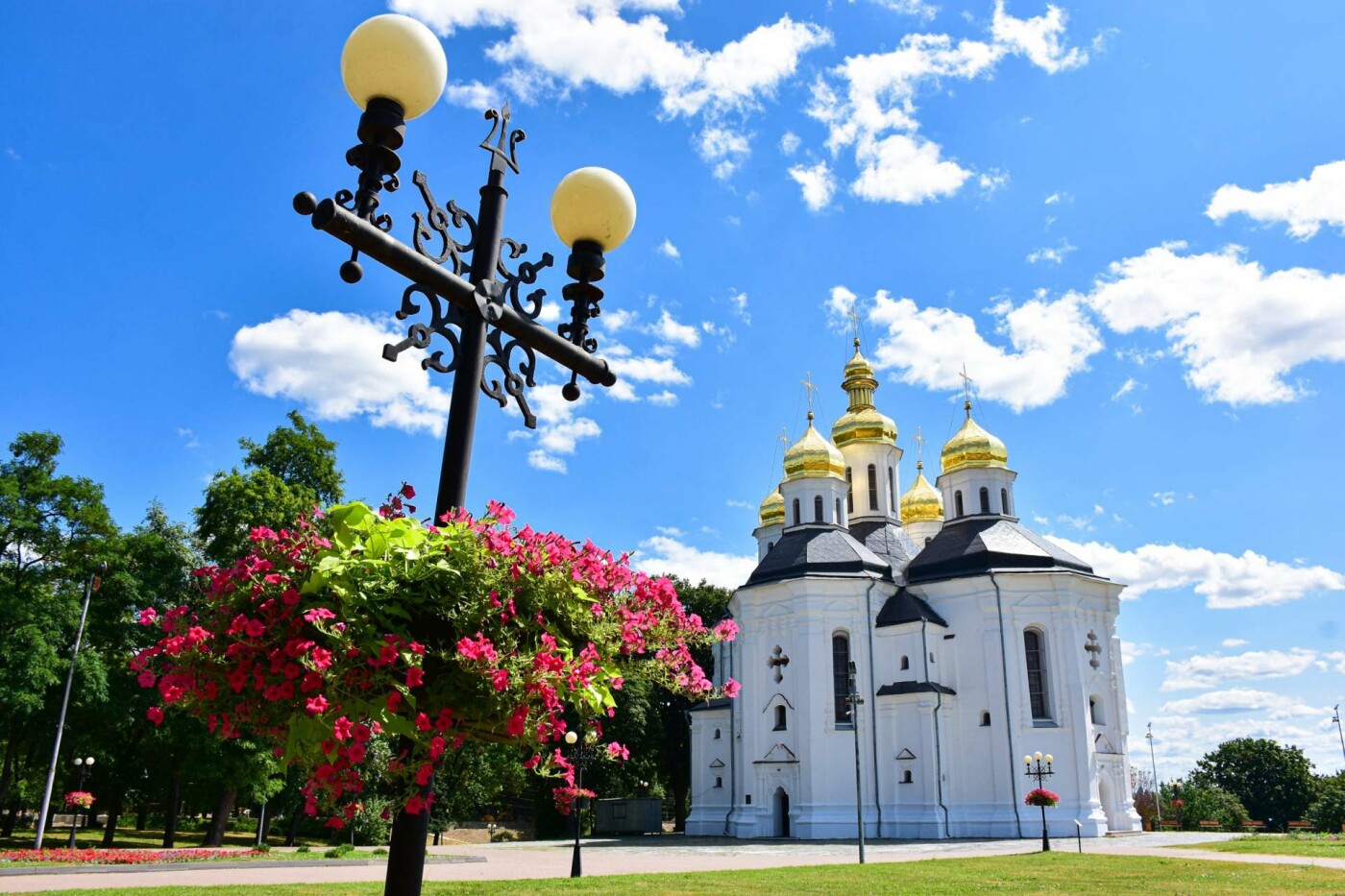Площу біля Катерининської церкви прикрасили квітами (ФОТО), фото-5
