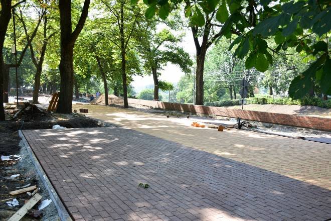 Вал у Чернігові: доріжки почали вкладати новим клінкером (ФОТОРЕПОРТАЖ), фото-10