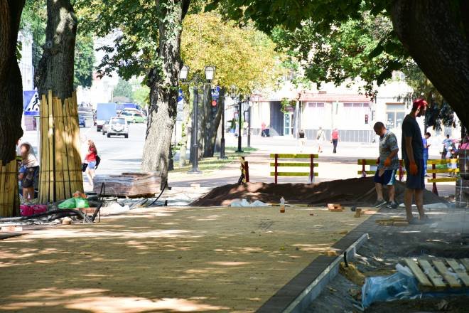 Вал у Чернігові: доріжки почали вкладати новим клінкером (ФОТОРЕПОРТАЖ), фото-11