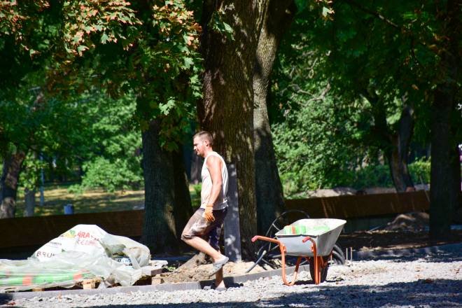 Вал у Чернігові: доріжки почали вкладати новим клінкером (ФОТОРЕПОРТАЖ), фото-15