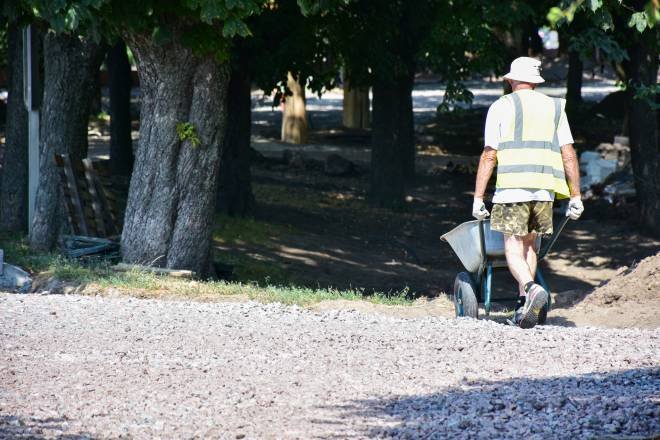 Вал у Чернігові: доріжки почали вкладати новим клінкером (ФОТОРЕПОРТАЖ), фото-26