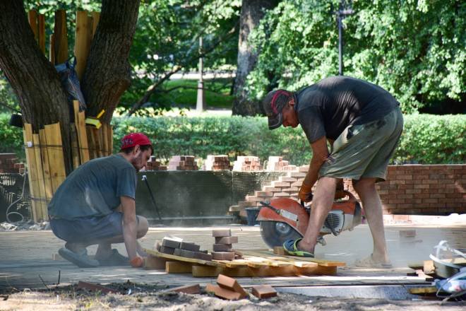 Вал у Чернігові: доріжки почали вкладати новим клінкером (ФОТОРЕПОРТАЖ), фото-2