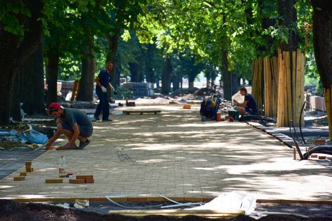 Вал у Чернігові: доріжки почали вкладати новим клінкером (ФОТОРЕПОРТАЖ), фото-31