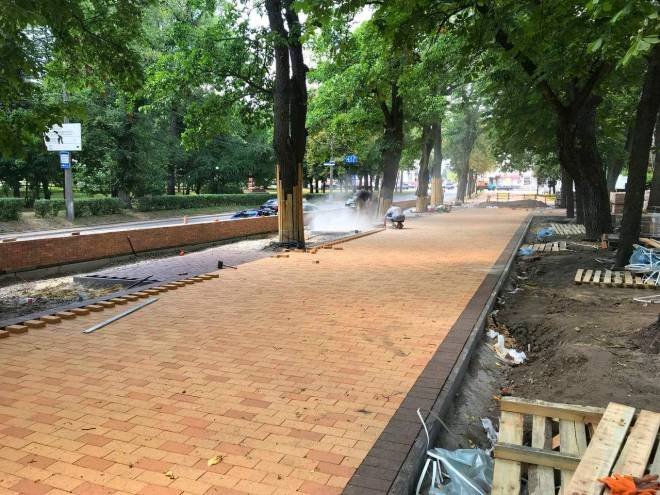 Вал у Чернігові: доріжки почали вкладати новим клінкером (ФОТОРЕПОРТАЖ), фото-32