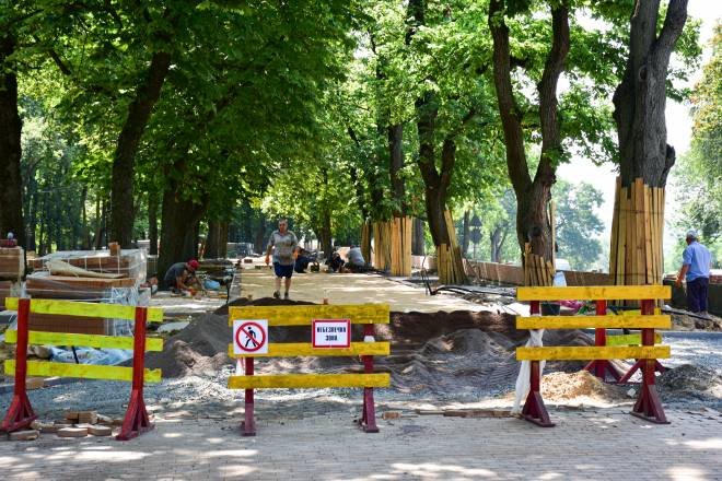 Вал у Чернігові: доріжки почали вкладати новим клінкером (ФОТОРЕПОРТАЖ), фото-7