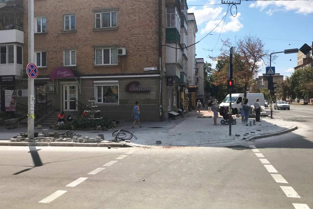 Вулиця Мстиславська. Ремонт тротуарів на фінішній прямій (СВІЖІ ФОТО), фото-16