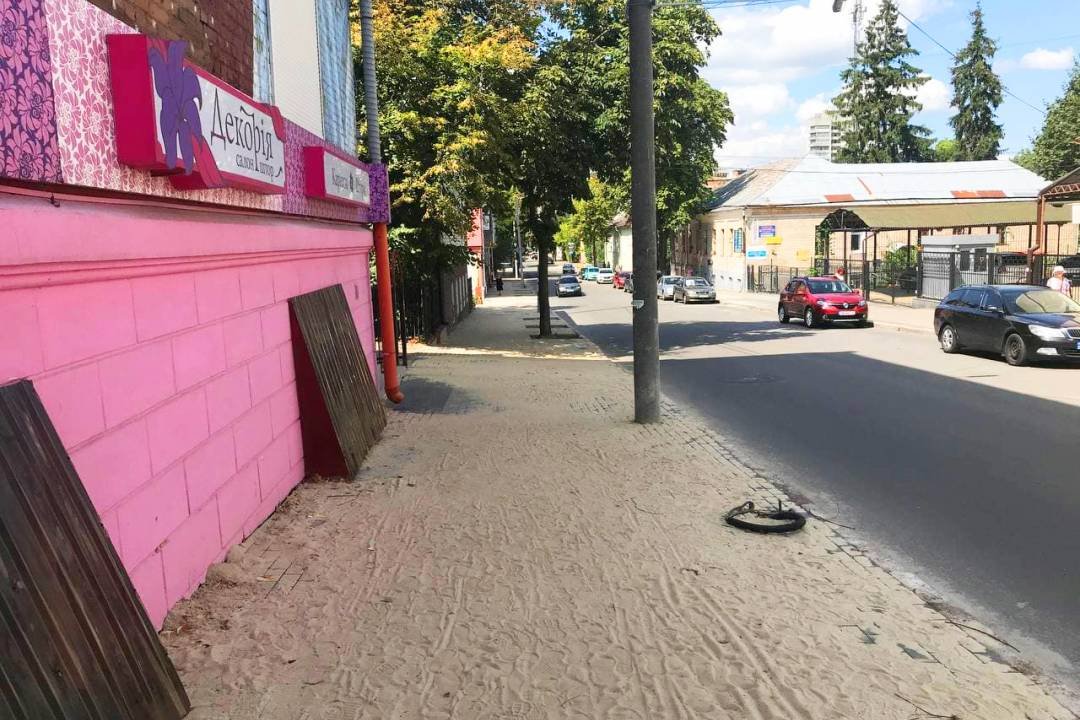 Вулиця Мстиславська. Ремонт тротуарів на фінішній прямій