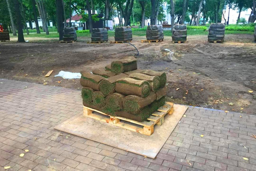 Вал у Чернігові: вкладають газон та встановлюють ліхтарі (ФОТОРЕПОРТАЖ), фото-11