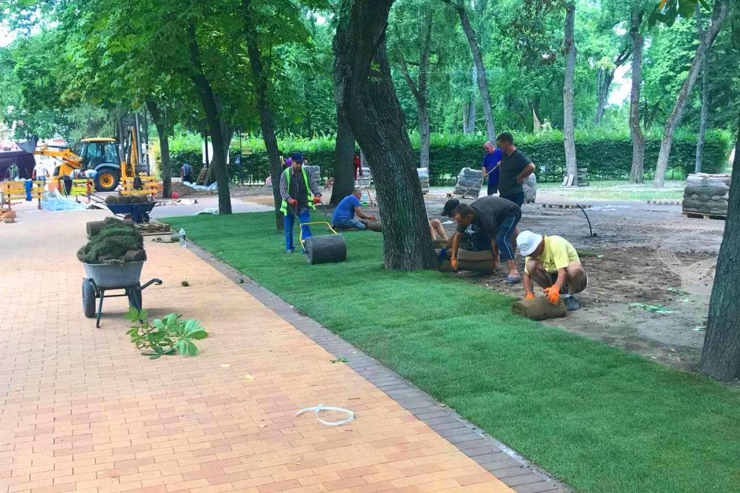 Вал у Чернігові: вкладають газон та встановлюють ліхтарі (ФОТОРЕПОРТАЖ), фото-7