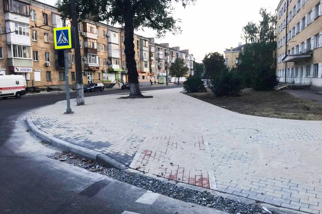 Вулиця Шевченка. Роблять тротуари і не забувають про дерева. Скільки планують висадити?