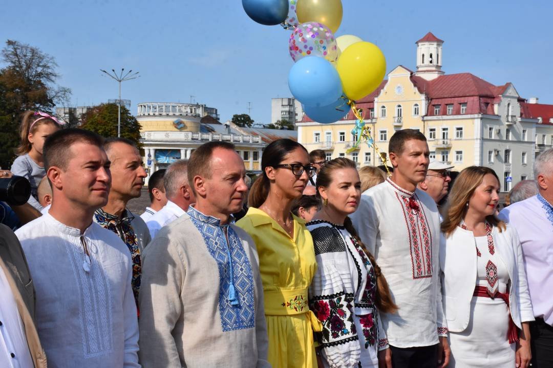 На Красній площі у Чернігові урочисто підняли Державний Прапор України (ФОТО)