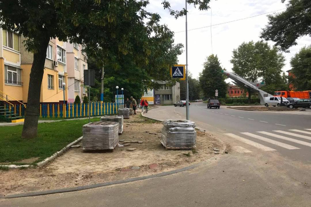 Вулиця Льотна у Чернігові. Нарешті розпочався ремонт тротуарів (ФОТО)
