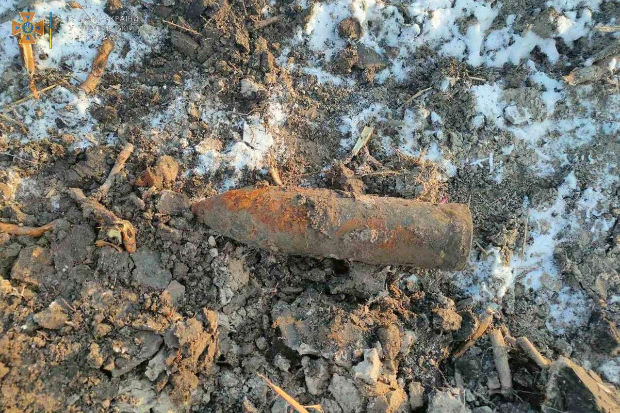 Копали ставок, а викопали снаряд: небезпечна знахідка трактористів
