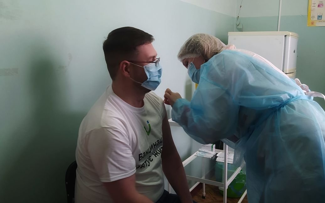 Бустерна доза: головний санлікар України Ігор Кузін вакцинувався під Черніговом