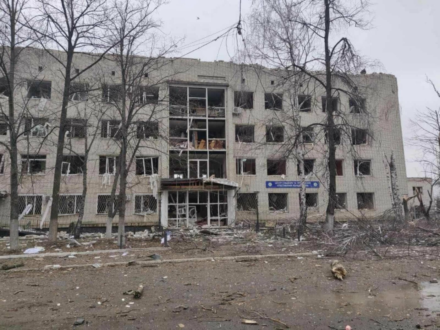Наслідки обстрілу Чернігова російськими окупантами: загинула людина, кілька будівель зруйновано 