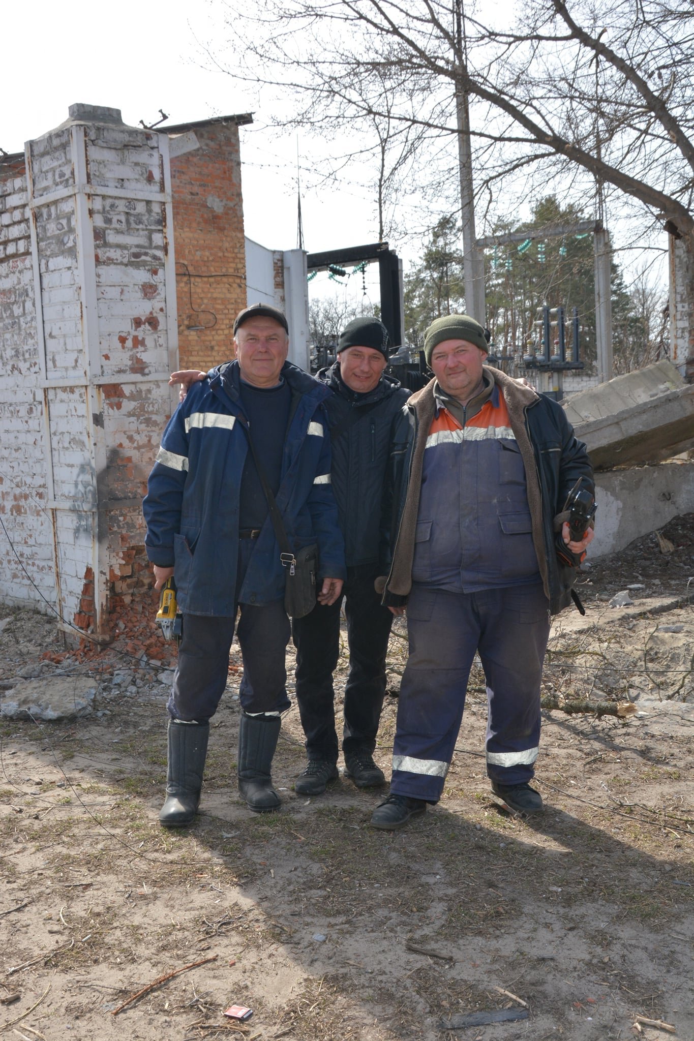 Чернігівські енергетики під обстрілами відновлюють електропостачання