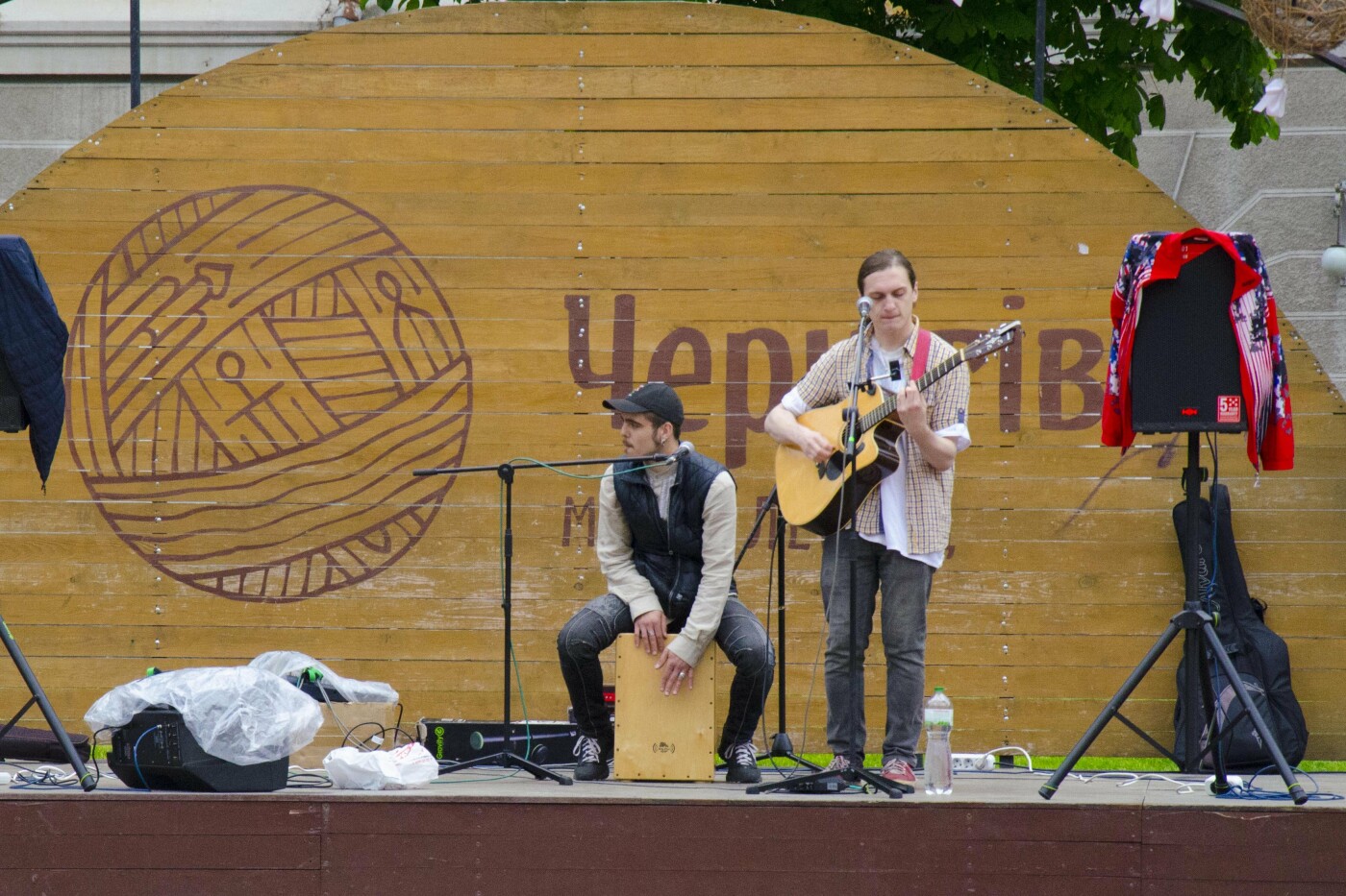 Місто оживає: на вулицях Чернігова виступають вуличні музиканти (ФОТОРЕПОРТАЖ)