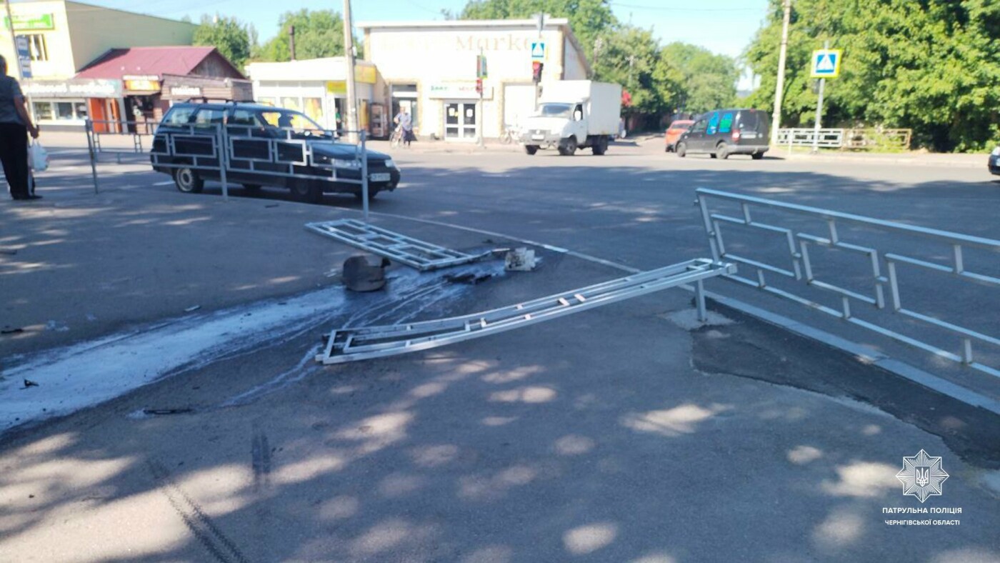 ДТП у Чернігові: п‘яний водій зніс огорожу