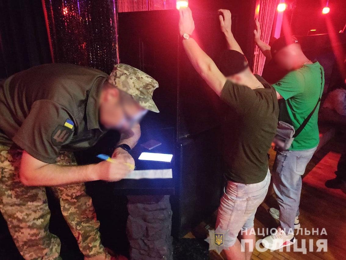 У Чернігові відвідувачам нічного клубу військові вручили повістки