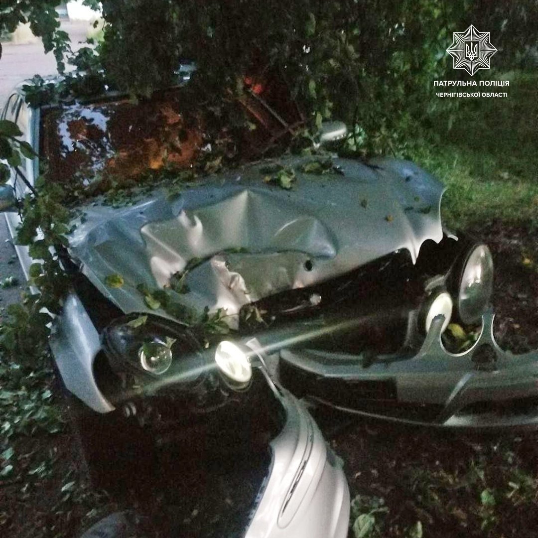 П‘яне ДТП у Чернігові: 19-річний водій врізався в дерево