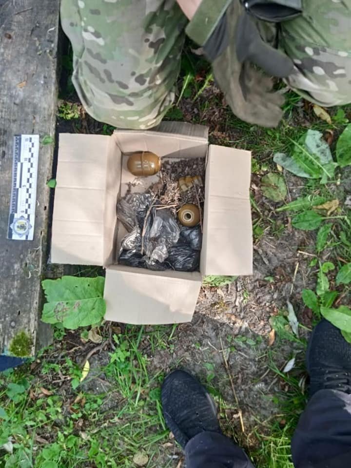 На Чернігівщині поліцейські виявили схрон з російськими боєприпасами