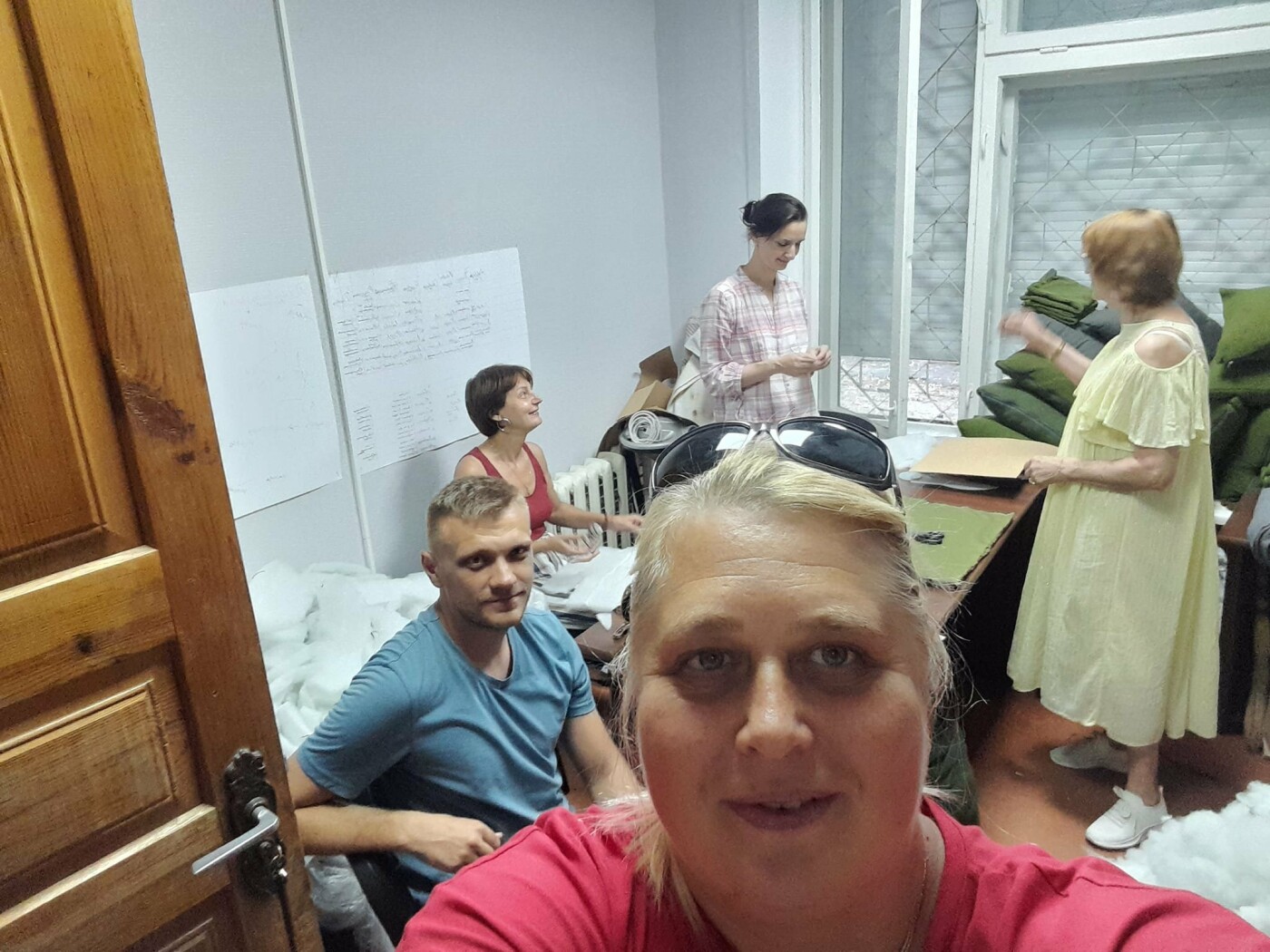 Дружини захисників Чернігова шиють для військових подушки,..., фото-3 Дружини захисників Чернігова шиють для військових подушки, капелюхи та труси, фото-3