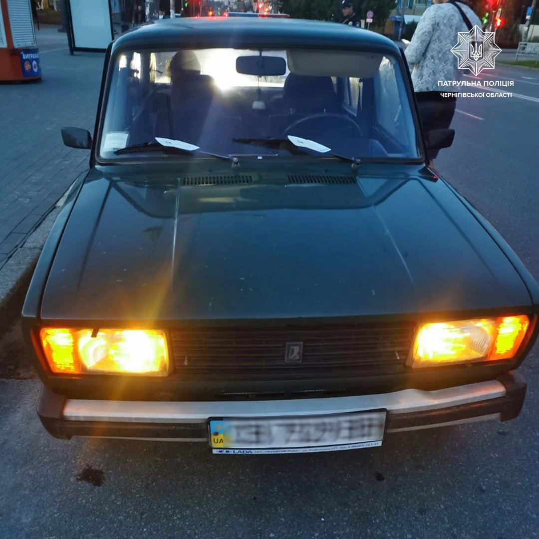 У Чернігові патрульні затримали чоловіка на викраденому авто