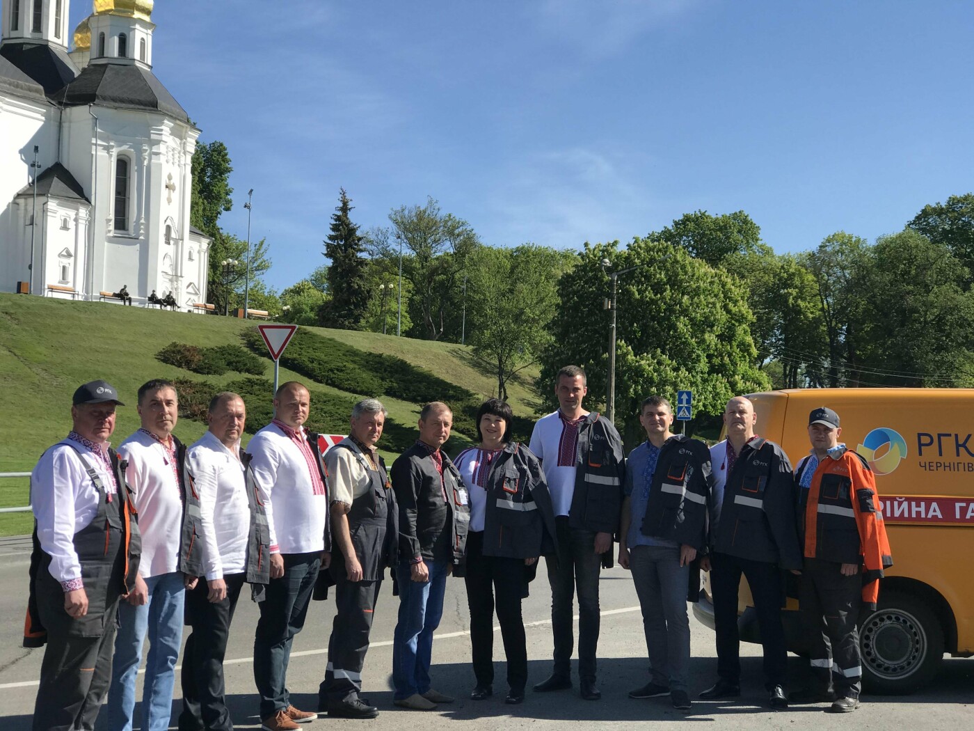 На фото - члени правління Сергій Лещенко, Сергій Савченко, Дмитро Лахтіонов та голова правління Алла Ярова з колегами, з якими працювали в Чернігові під час бойових дій