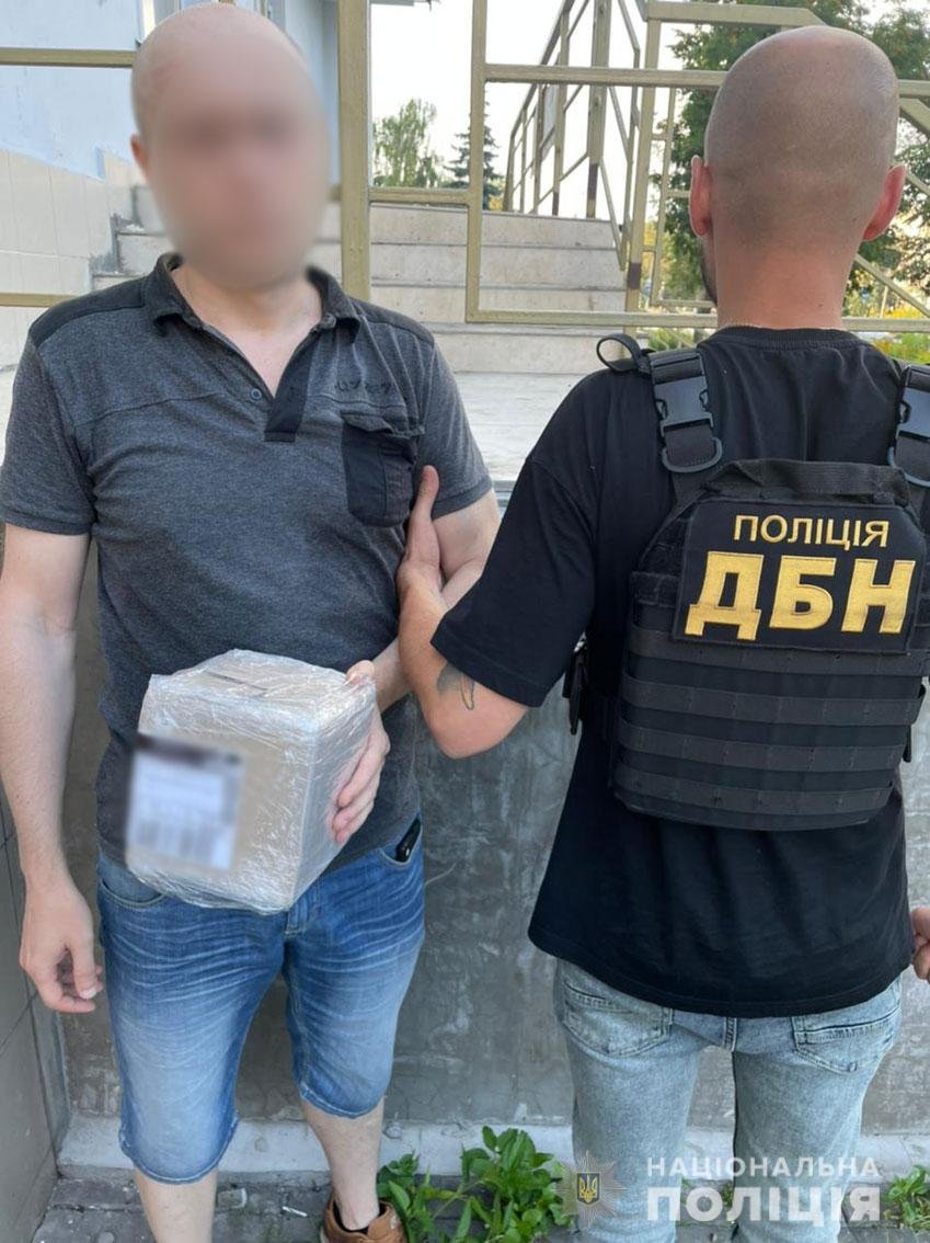 В Чернігові поліцейські затримали «закладчика» наркотиків