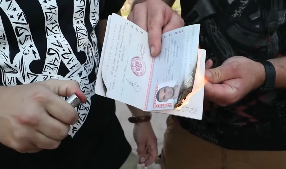 Фанати ФК «Десна» спалили російський паспорт футболіста, котрий знайшли після бомбардування стадіону
