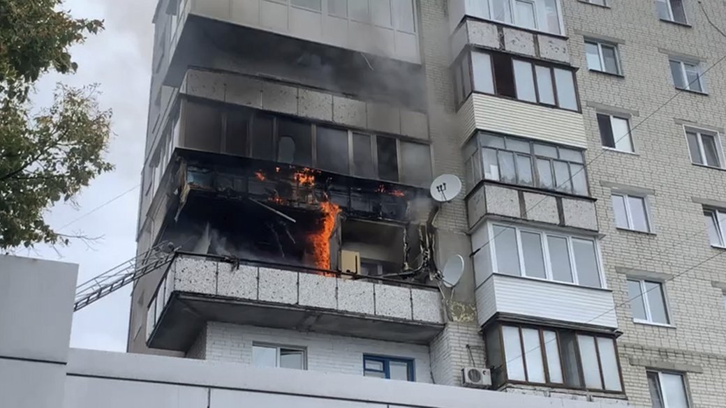 Врятували дітей та дорослих: у центрі Чернігова горіли дві квартири та балкон (ФОТО, ВІДЕО)