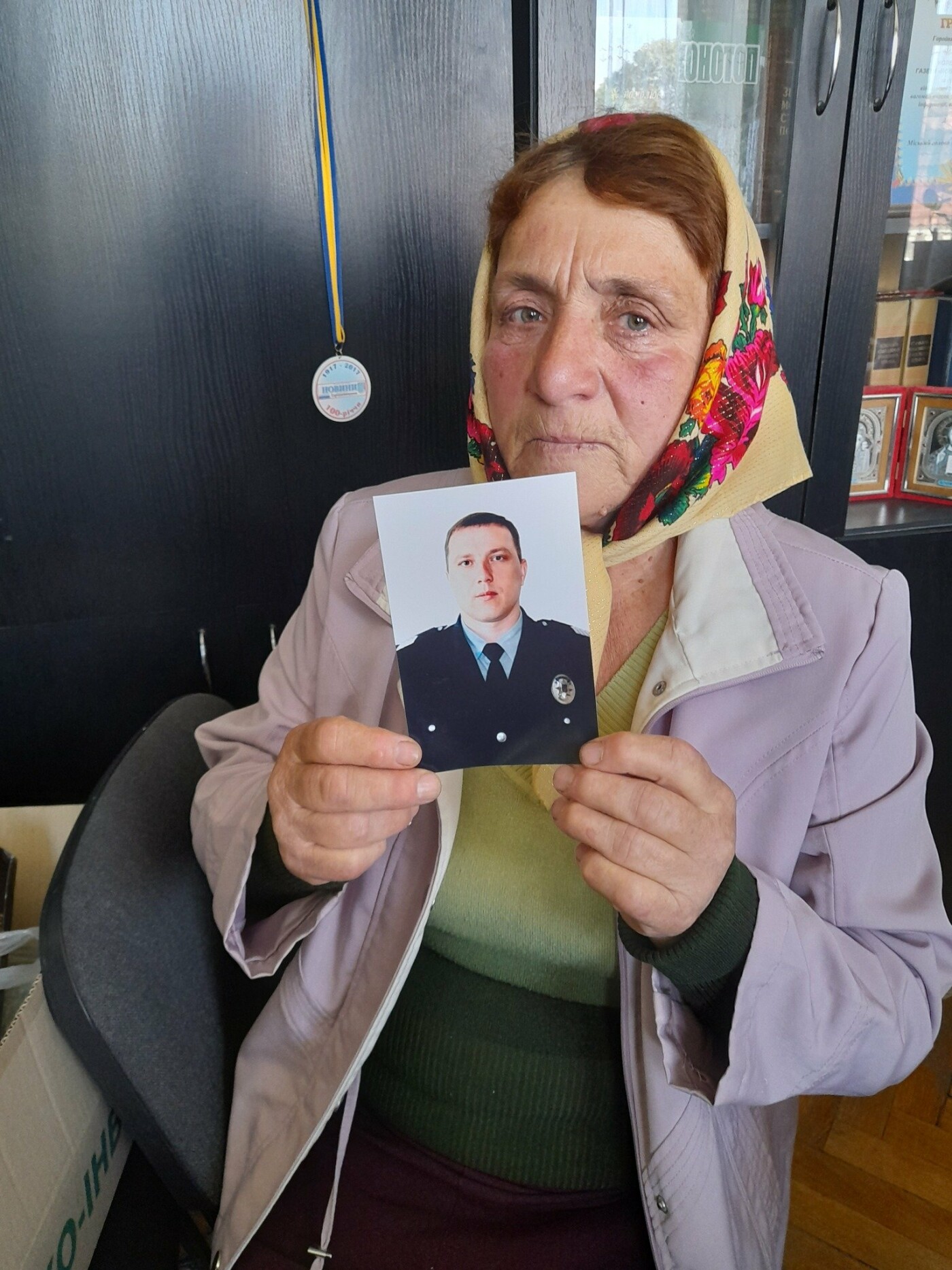 Мати Людмила Миколаївна з портретом сина