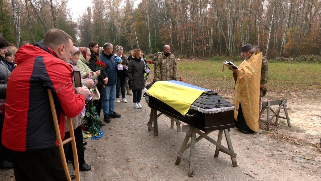 У Чернігові попрощалися з бійцем тероборони, який загинув під час авіаудару по школі на Подусівці