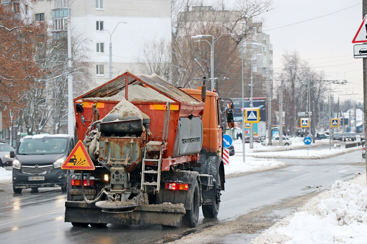 Ожеледиця у Чернігові: комунальники обробляють дороги та вулиці
