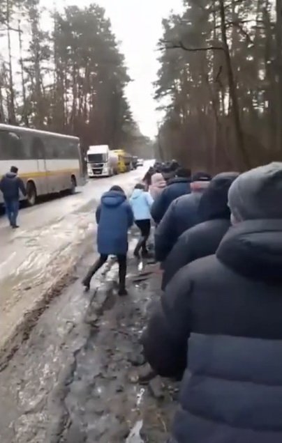 Переходять калюжу вбрід: чи ремонтуватимуть дорогу Чернігів-Київ через Вишгород