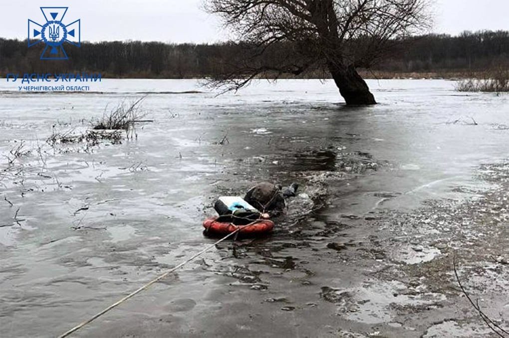 На Чернігівщині врятували рибалку, який провалився під лід