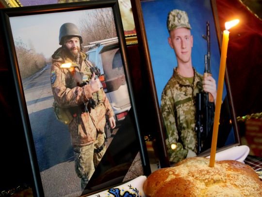 «Батько з останніх сил перетягнув пораненого сина в окоп, але окупанти їх накрили гранатами»: на війні загинула родина з Чернігова