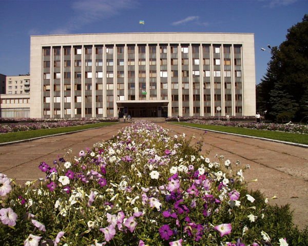Справа у грошах: скільки заробляють керівники Чернігова і області?