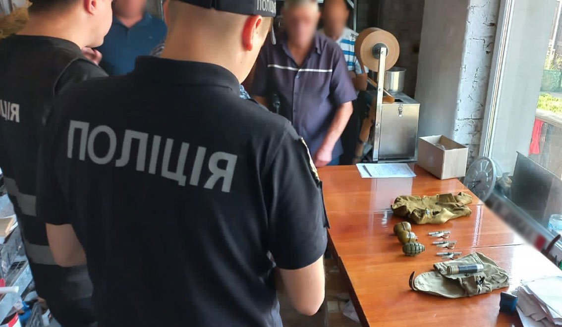 У жителя Чернігівського району поліцейські вилучили зброю, боєприпаси та наркотики