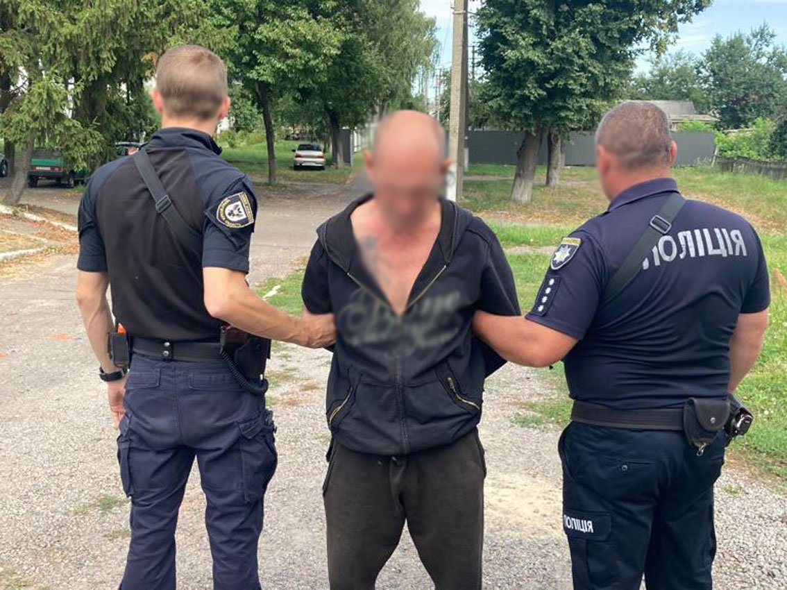 На Чернігівщини поліція затримала чоловіка, який продавав обріз гвинтівки та набої до автоматичної зброї