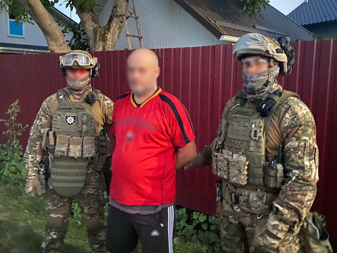 На Чернігівщині затримали серійних злодії, які викрали сейф з понад 650 тисячами гривень
