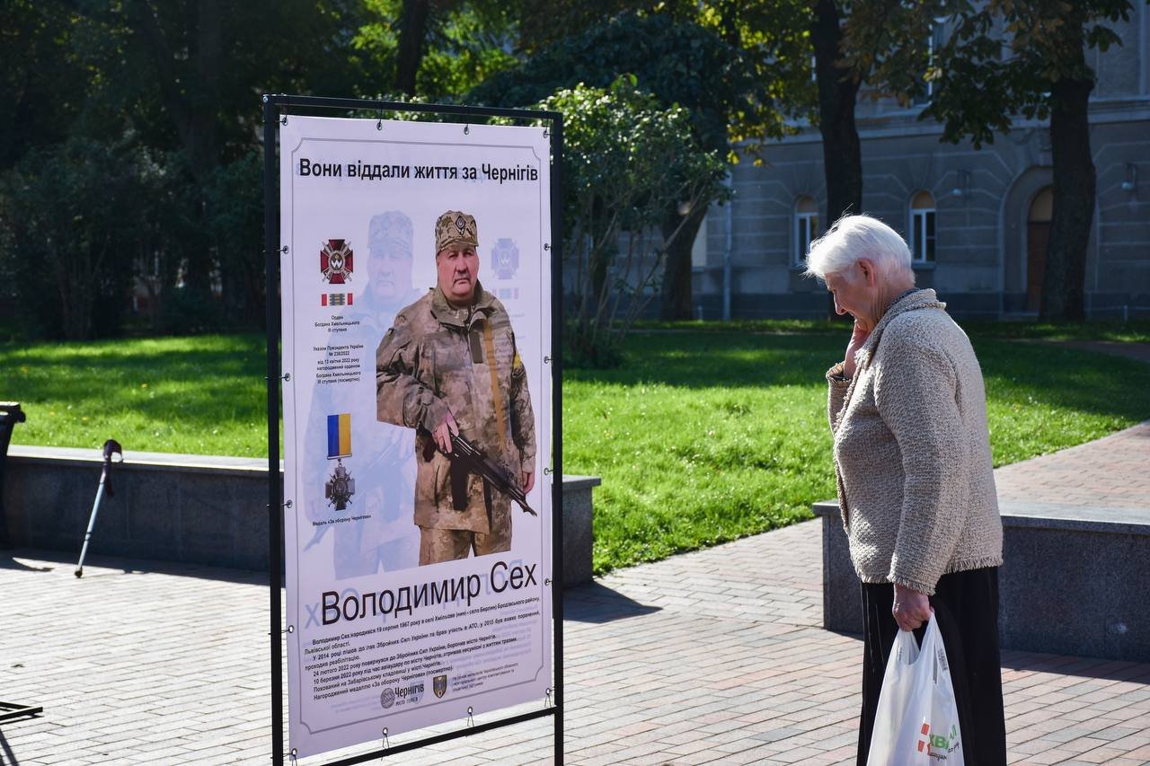 На Алеї Героїв встановили фотовиставку із зображеннями загиблих захисників Чернігова