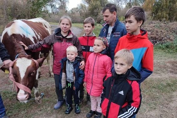 На Чернігівщині дві багатодітні родини отримали молодих корівок, фото-1