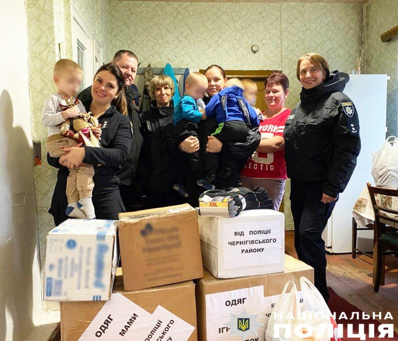 Втекла з малечею від обстрілів: поліцейські підтримали багатодітну матір з прикордоння Чернігівщини